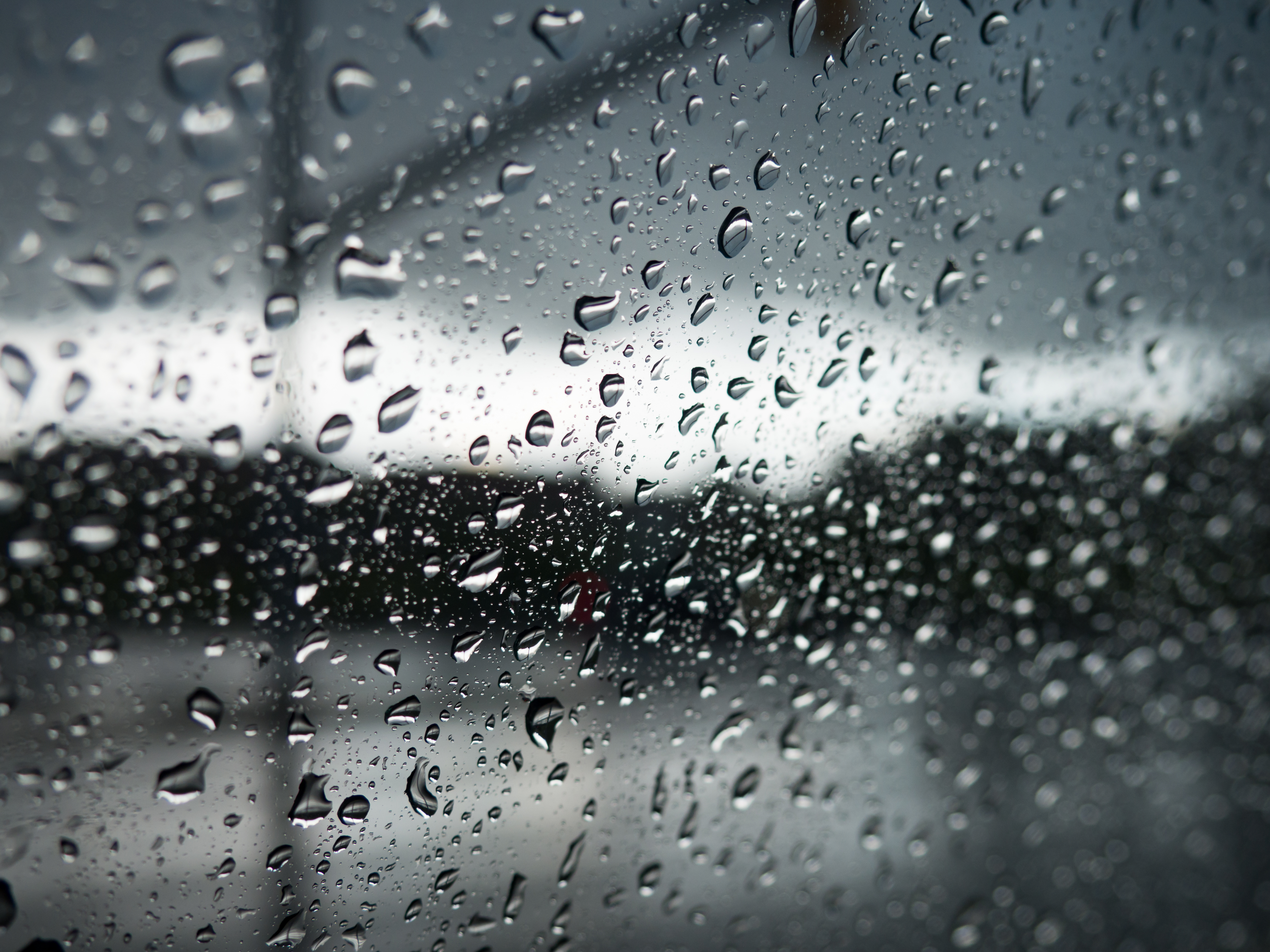 Окно в дождевых каплях. Дождь. Капли на окне. Мокрое окно. Капли дождя.